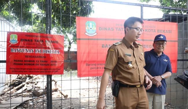 Dapat Aduan Warga, Pemkot Bekasi Segel Tempat Pembuangan Limbah dan Rongsok Tanpa Izin
