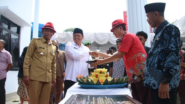 Didampingi Bupati Subang, Wagub Jabar Hadiri Peresmian Gedung Kantor Desa Bojongloa 
