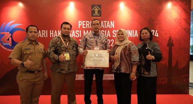 Plt Wali Kota Bekasi Terima Penghargaan Kriteria Peduli HAM