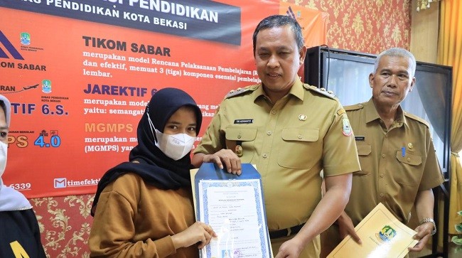 Plt Wali Kota Bekasi Berikan Ijazah yang Tertahan di Sekolah Karena Biaya