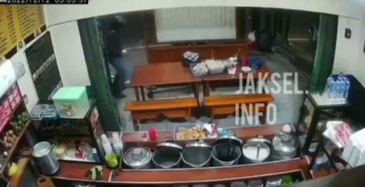 Warkop di Kemang Disatroni Begal Bersenjata, Empat Hp Digasak