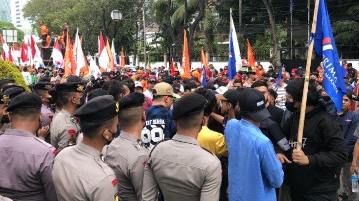 Mau Bertemu Komisioner KPU, Massa Partai Prima Saling Dorong dengan Polisi