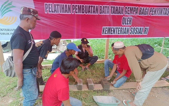 Kemensos Latih Penyintas Gempa Cianjur Buat Bata Tahan Gempa