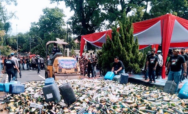 Jelang Nataru, Polres Subang Musnahkan Ribuan Botol Miras dan Belasan Ribu Liter Ciu