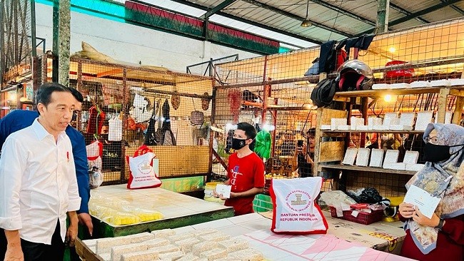 Jelang Natal dan Tahun Baru, Jokowi Cek Harga di Pasar Cigombong