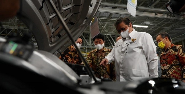 Menko Airlangga Dorong Investasi Sektor Industri Otomotif