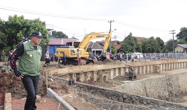 Naik Motor, Tri Monitoring Pembangunan di Bantargebang