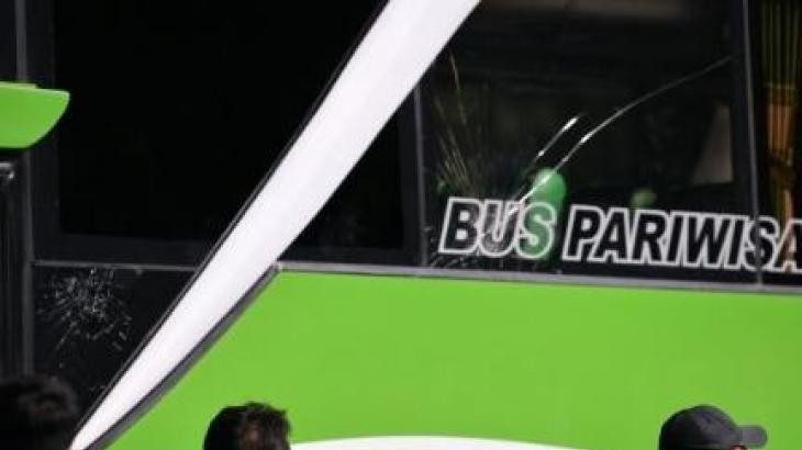 Kacanya Retak, Polisi Selidiki Pelemparan Bus Timnas Thailand