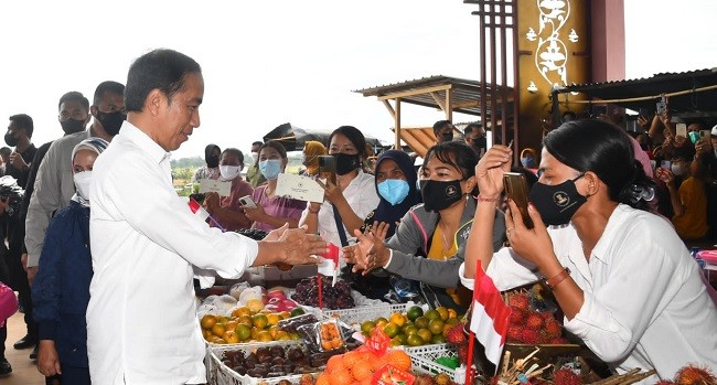 Kunjungi Pasar Utan, Jokowi dan Istri Disambut Pedagang