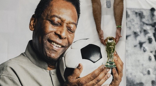 Penggemar Berduyun-duyun Hadiri Prosesi Penghormatan Terakhir untuk Pele