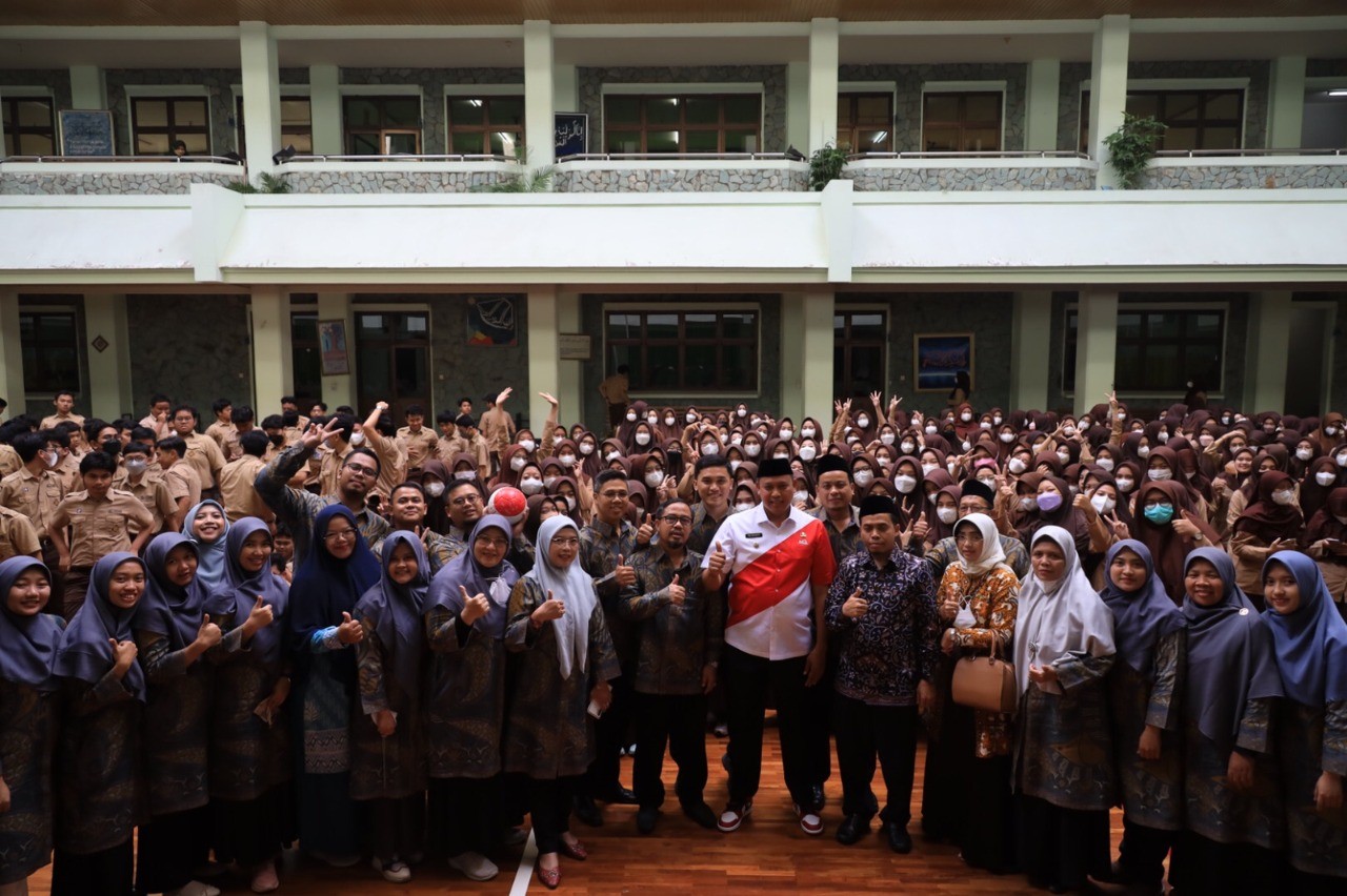 Kunjungi SMA 4 Al-Azhar, Plt Wali Kota Bekasi Beri Materi Wawasan Kebangsaan