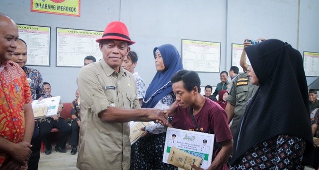 Bupati Subang Serahkan Bantuan Renovasi Rumah Korban Puting Beliung Desa Banggalamulya