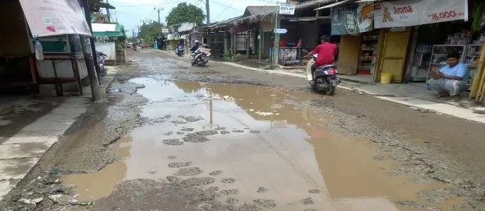 Jalan Rusak di Kampung Asem Babelan Tak Kunjung Diperbaiki