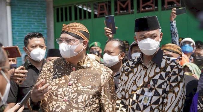 Jika Tak Diambil PDIP, Airlangga Harus "Naturalisasi" Ganjar Pranowo