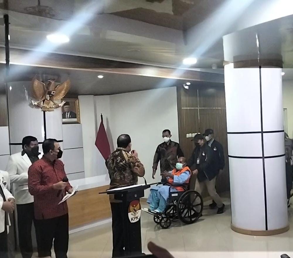 Duduk di Kursi Roda, Lukas Enembe Resmi Kenakan Rompi Oranye dengan Tangan Diborgol