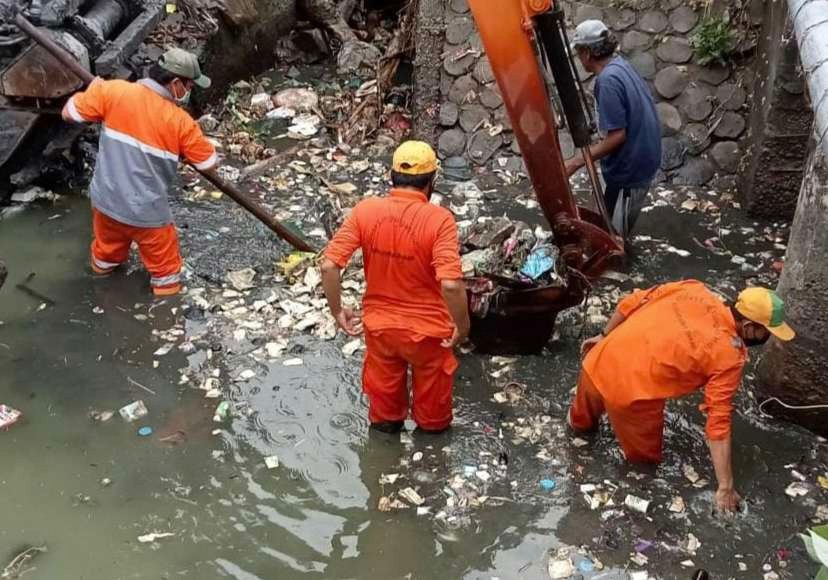 Cegah Banjir, Puluhan Ton Sampah di Bendungan Srengseng Hilir Diagkut