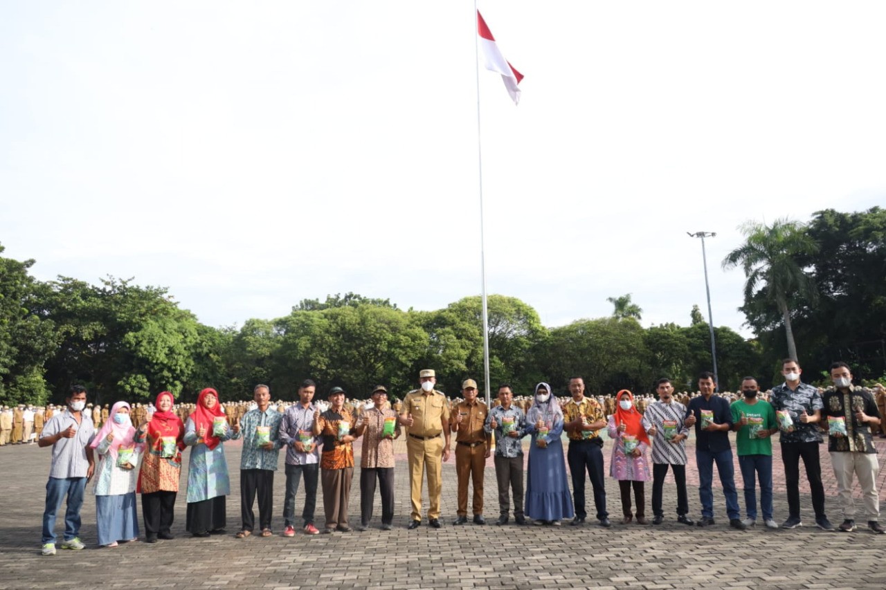 Tingkatkan Ketahanan Pangan, Kelompok Tani Bekasi Diberi Benih Kangkung