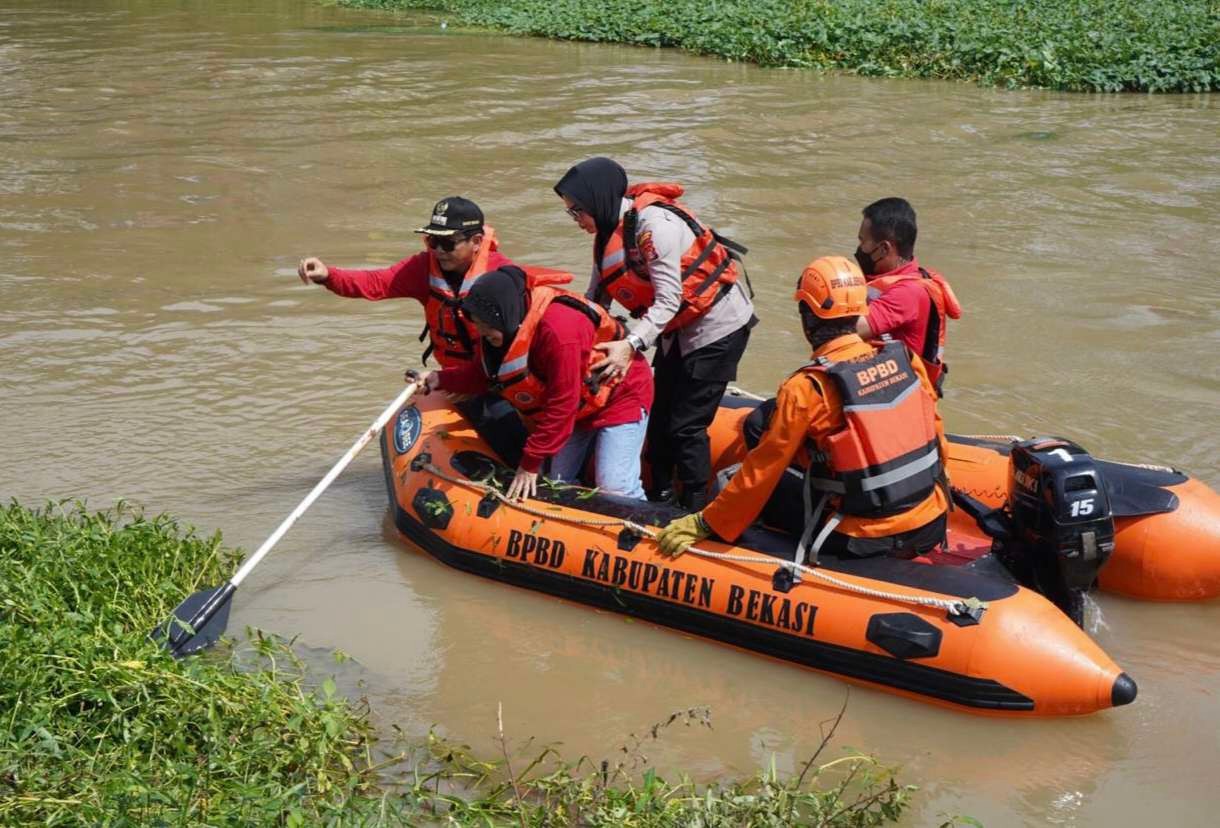Pj Bupati Bekasi Dampingi Mensos Bersih-bersih Kalimalang