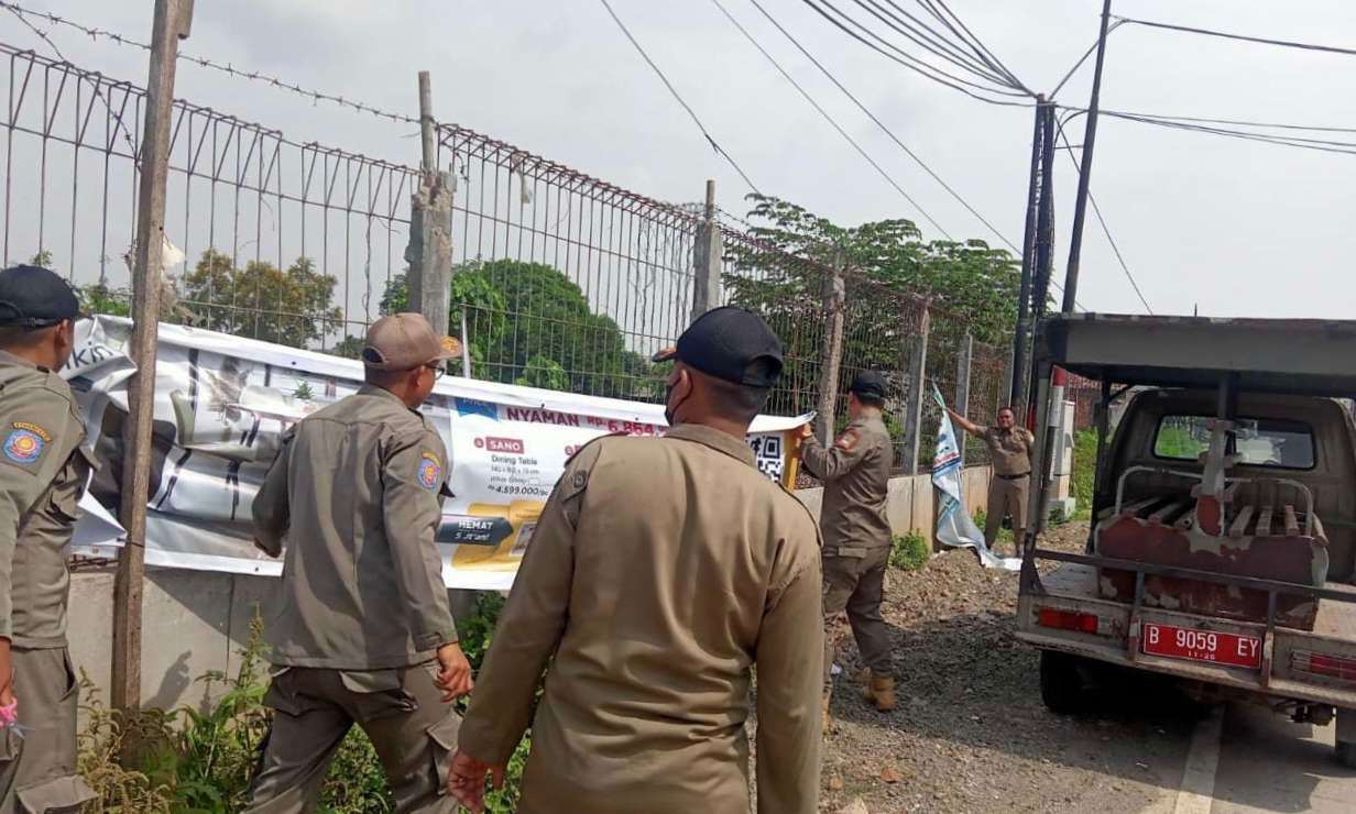 Rusak Pemandangan, Satpol PP Cikarang Copot Spanduk Ilegal