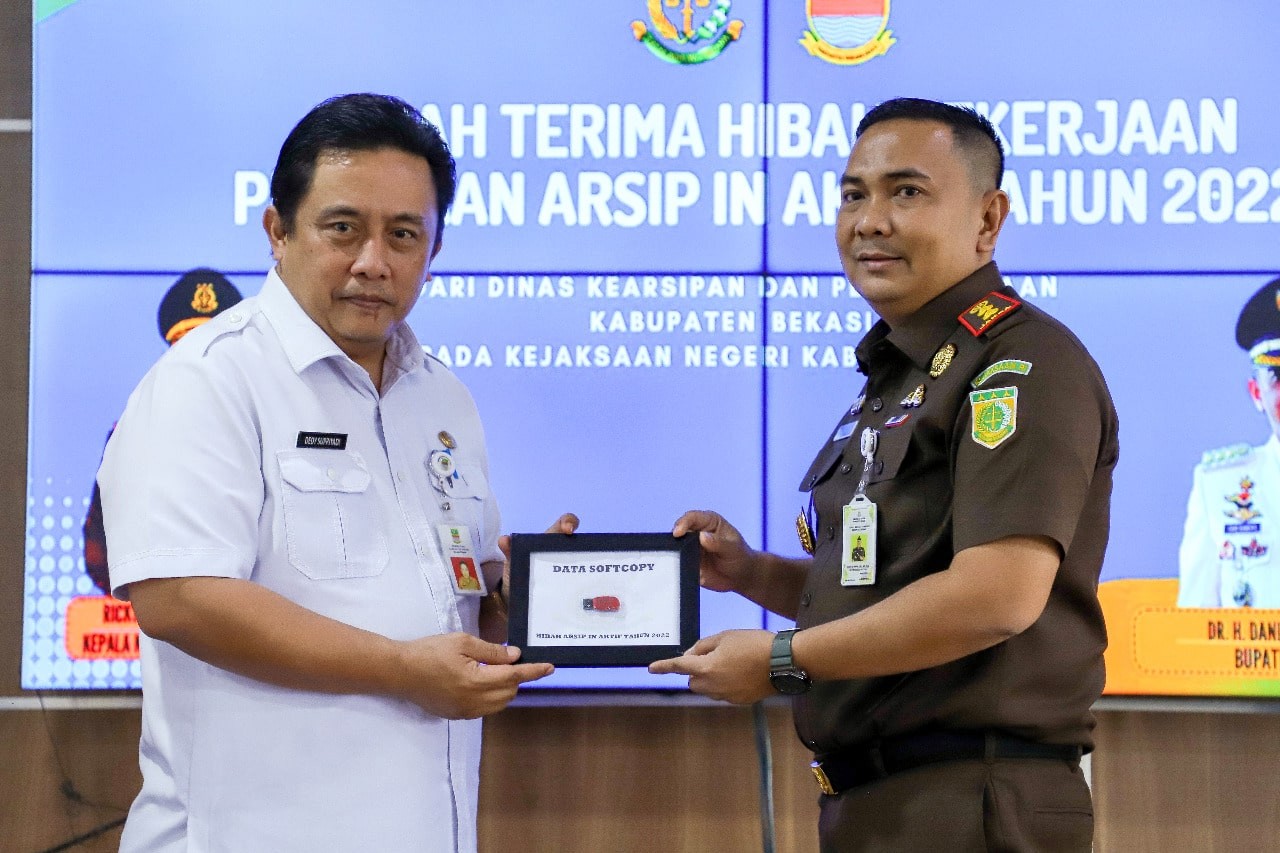 Pemkab Bekasi Serah Terima Hibah Penataan Arsip ke Kejari
