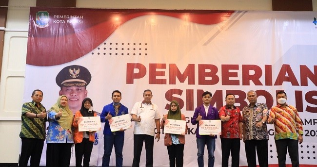 Beri Beasiswa pada Mahasiswa Kurang Mampu, Ini Pesan Tri Adhianto