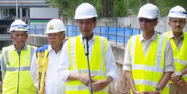 Jokowi Ingatkan Heru Segera Bangun Tanggul Raksasa di Pesisir Utara Jakarta