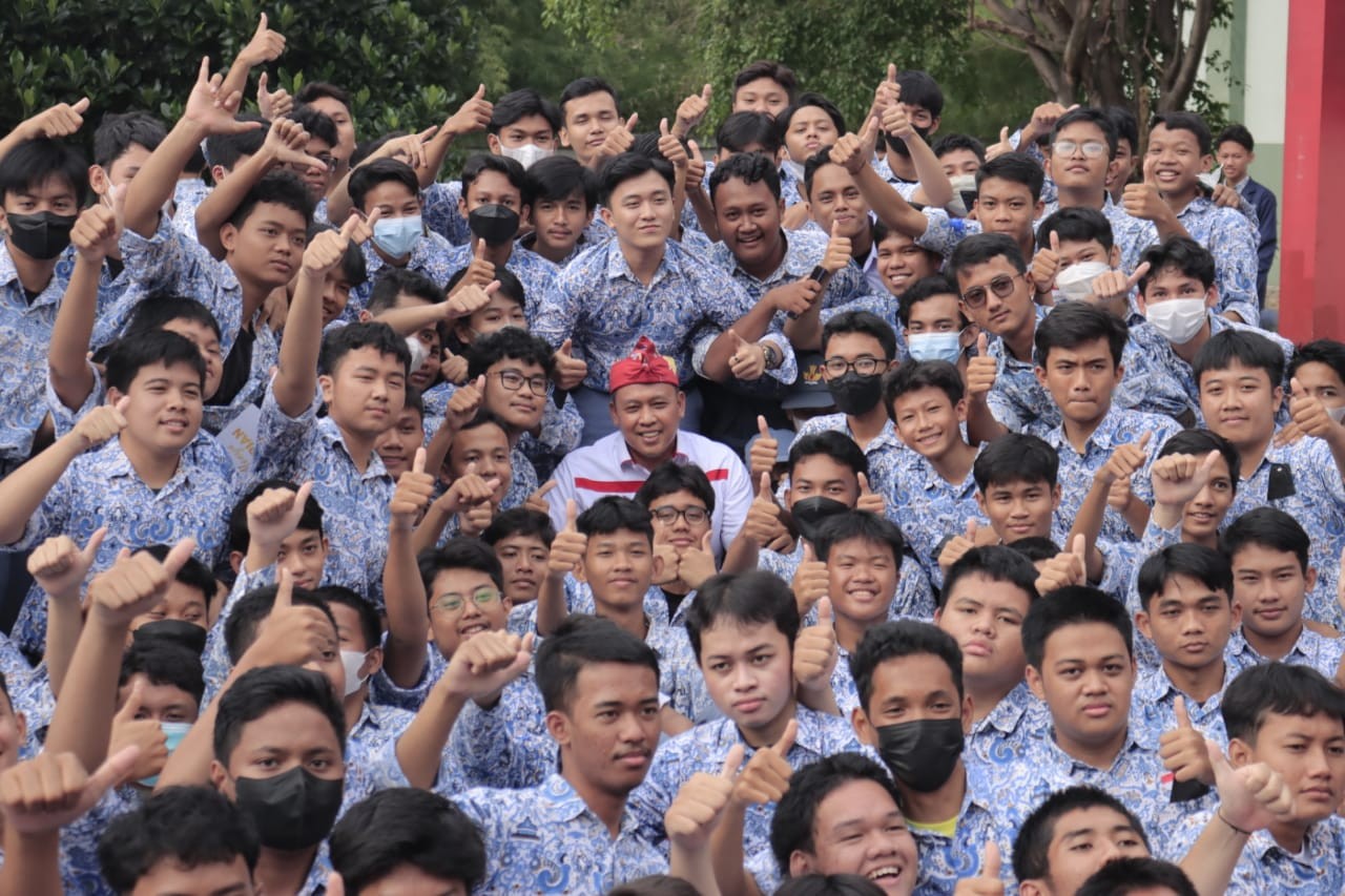 Tri Tanamkan Cinta Tanah Air ke Pelajar SMA: Jaga Persatuan Indonesia