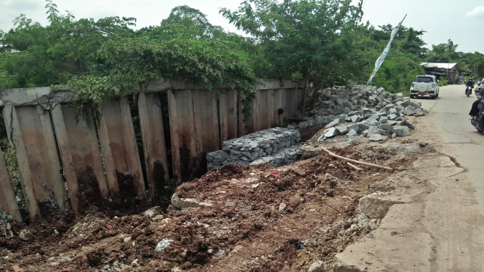 Perbaiki Jalan CBL, Camat Cibitung Imbau Pengguna Jalan Hati-hati
