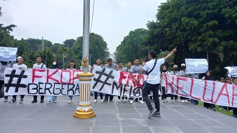 Tolak Somasi Kepada Dekan, Ratusan Mahasiswa Fakultas Keolahragaan Demo MWA UNS