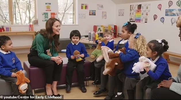 Wow...Kate Middleton Pamerkan Sisi Keibuannya
