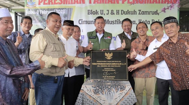 Keliling Mustikajaya Pakai Motor, Plt Walkot Bekasi Resmikan Sejumlah Pembangunan