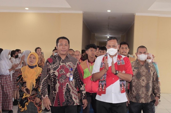 Kunjungi Sekolah di Kota Bekasi, Ini yang Dilakukan Tri Adhianto