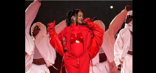Rihanna Kembali ke Panggung di Super Bowl dengan Gemilang 