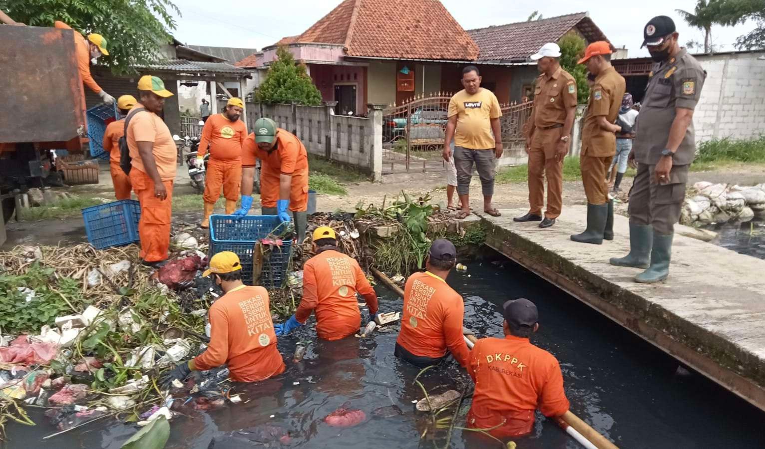Angkat Puluhan Ton Sampah, Dinas LH  Bekasi Terjunkan Tim Biawak