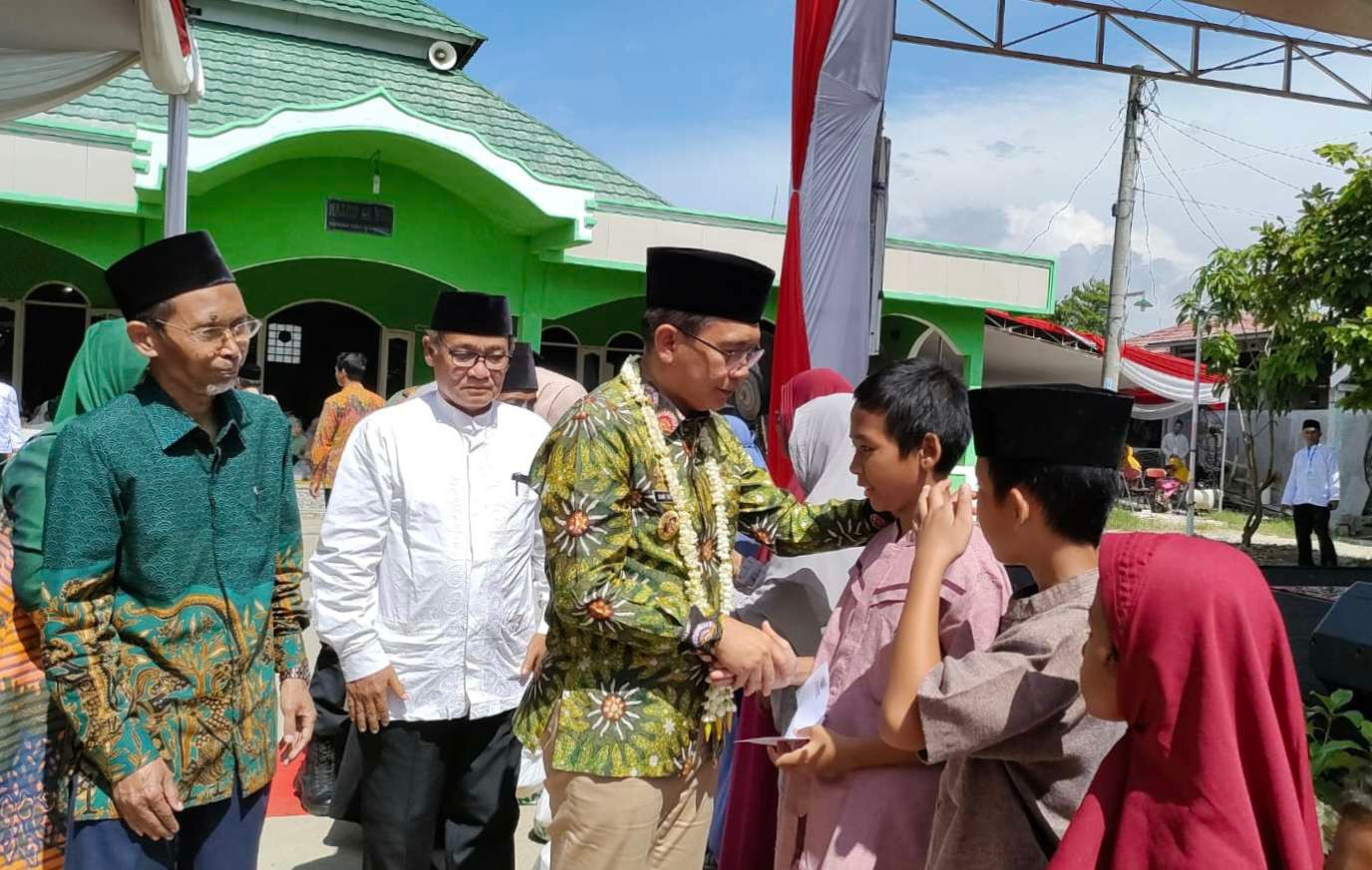 Pj Bupati Bekasi Bersama Baznas Salurkan Bantuan untuk Yatim dan Dhuafa