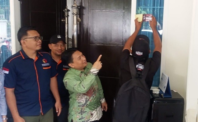 Sambangin Rumah Ketua DPRD, KPU Kabupaten Bekasi Lakukan Ini