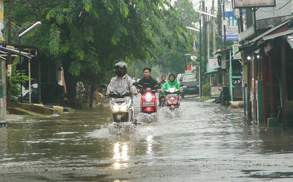 Dinsos Bekasi Bikin Dapur Umum di Kecamatan Terendam Banjir