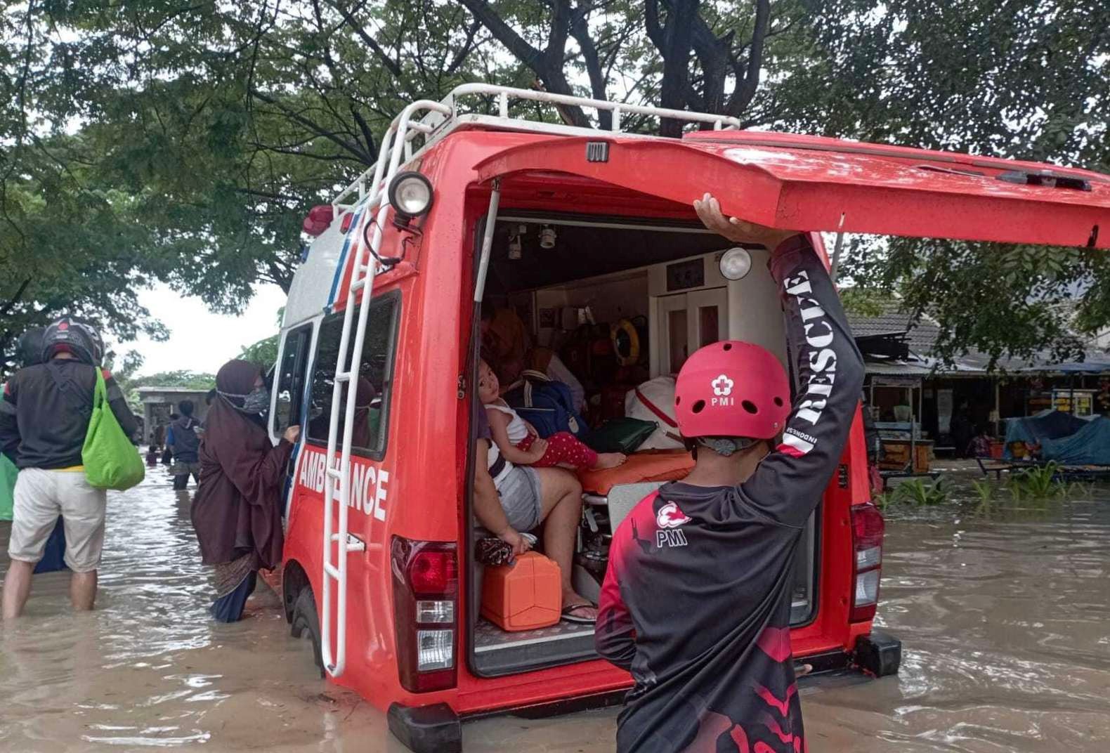 PMI Terjunkan 2 Mobil Ambulans Bantu Korban Banjir