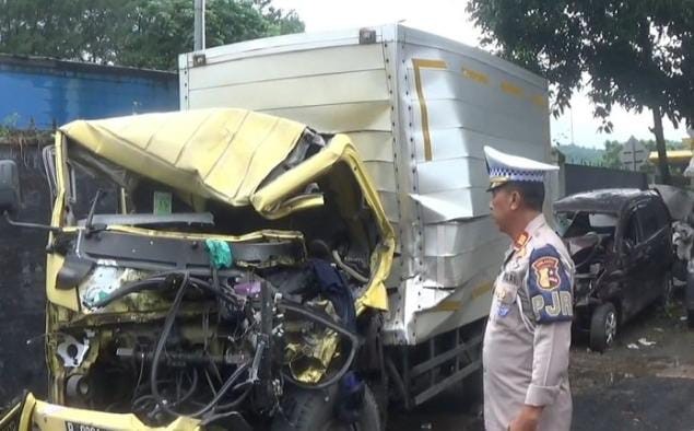 Kernet Truk Pengangkut Roti Tewas Terjepit Tronton di KM 77 Tol Cipularang