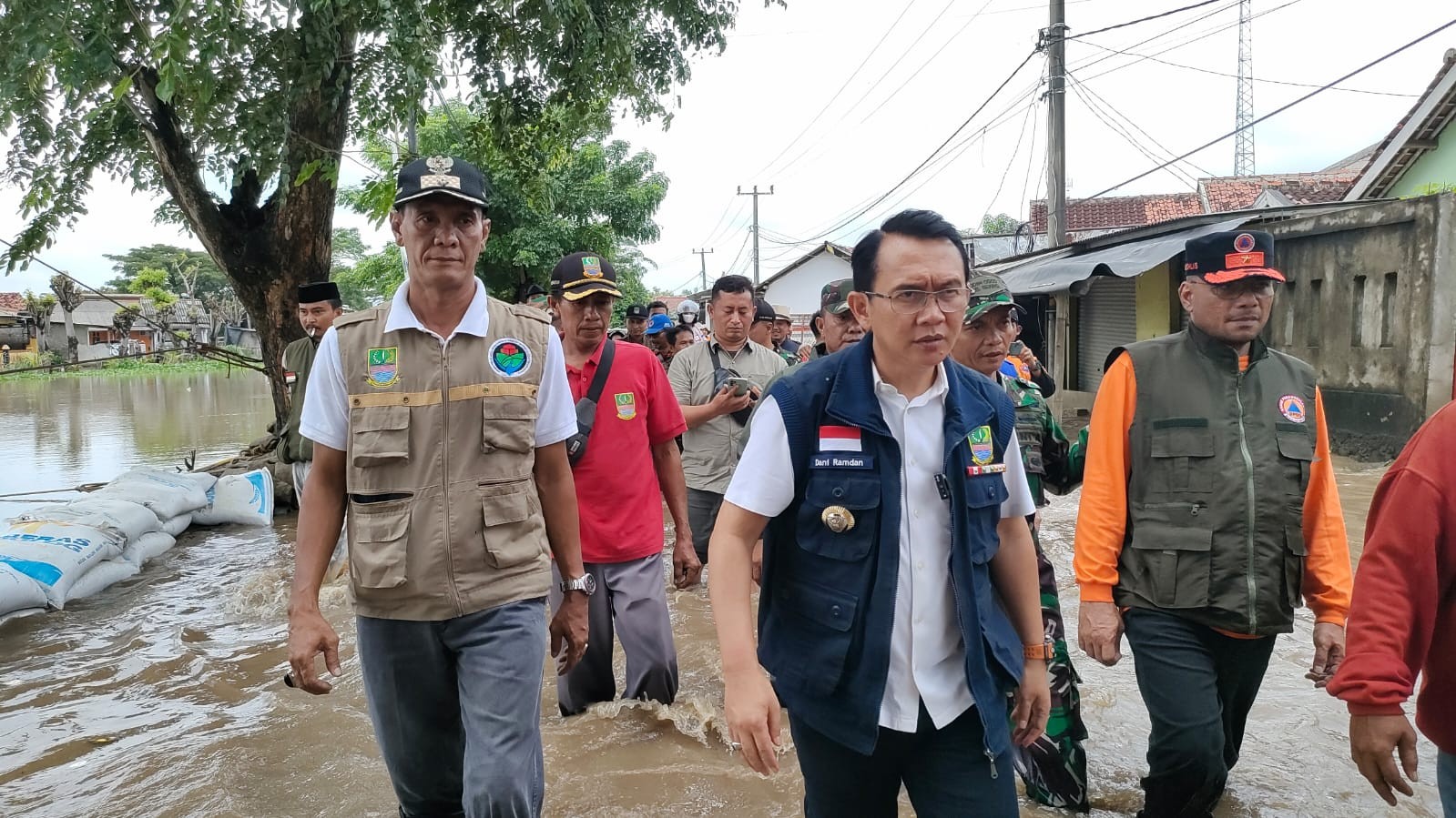 Tinjau Banjir, Pj Bupati Bekasi Imbau Masyarakat Siaga