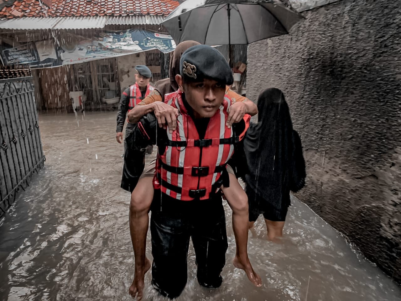 Aksi Heroik Brimob Polda Metro Evakuasi Selamatkan Warga Terjebak Banjir