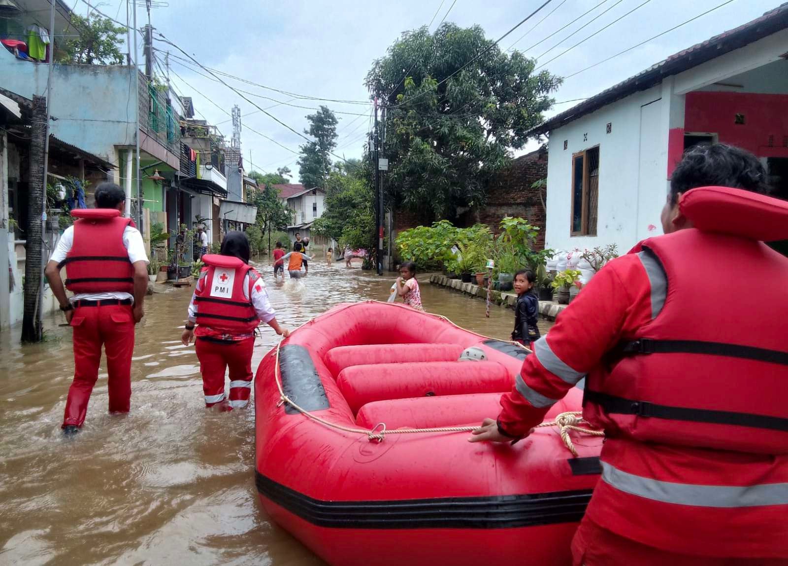 Bantu Warga Terdampak Banjir, PMI Distribusikan Logistik di 8 Kecamatan