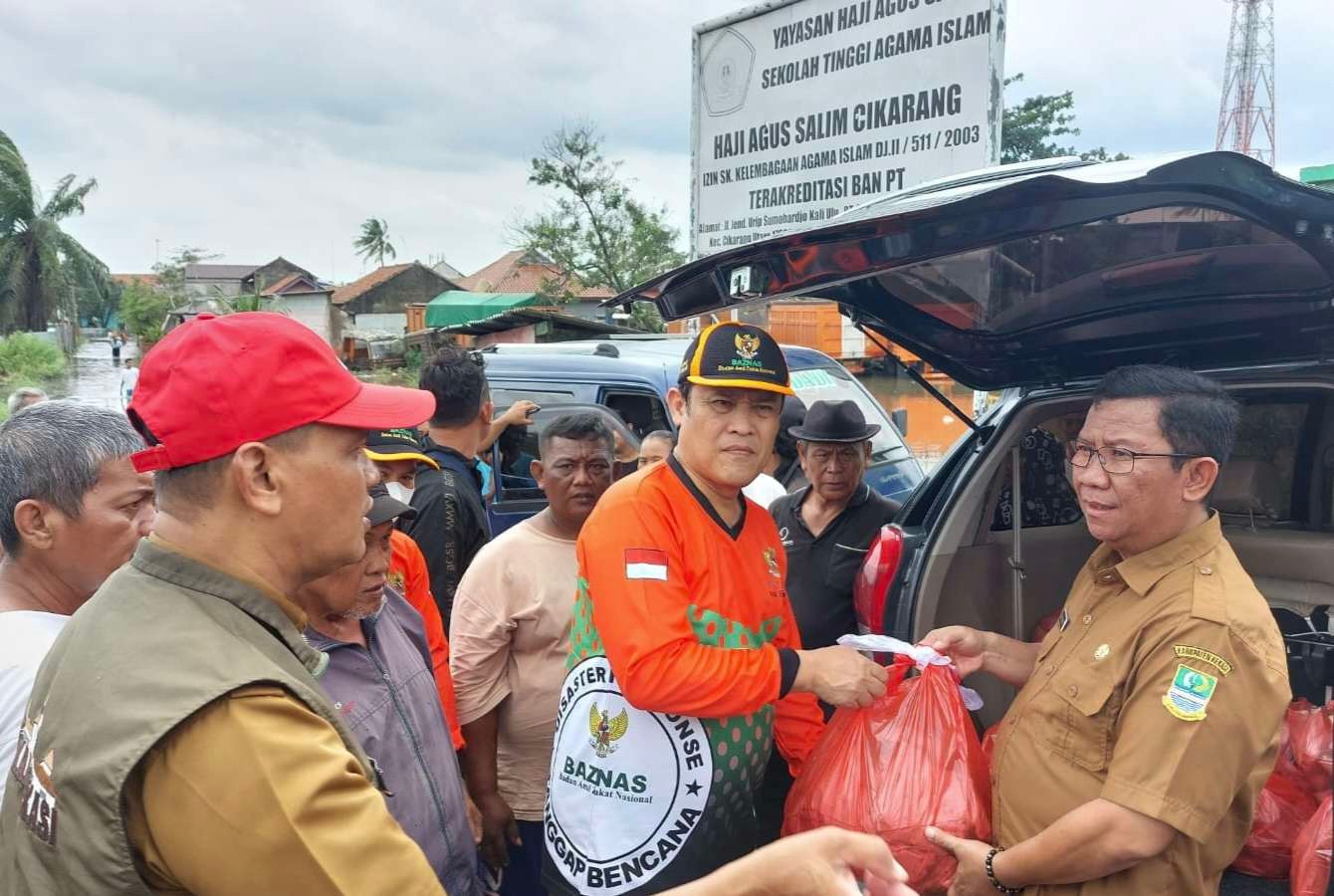 Bantu Warga Terdampak Banjir,  Relawan Baznas Bekasi Pasok Logistik