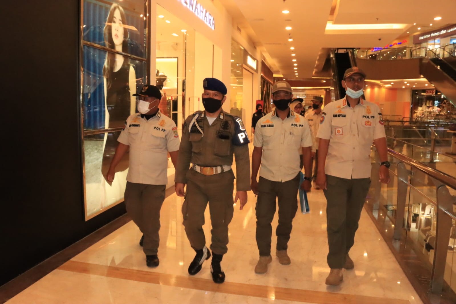 Lagi Jam Kerja, Satpol PP Ciduk PNS Kota dan Kabupaten Bekasi Keluyuran di Mall