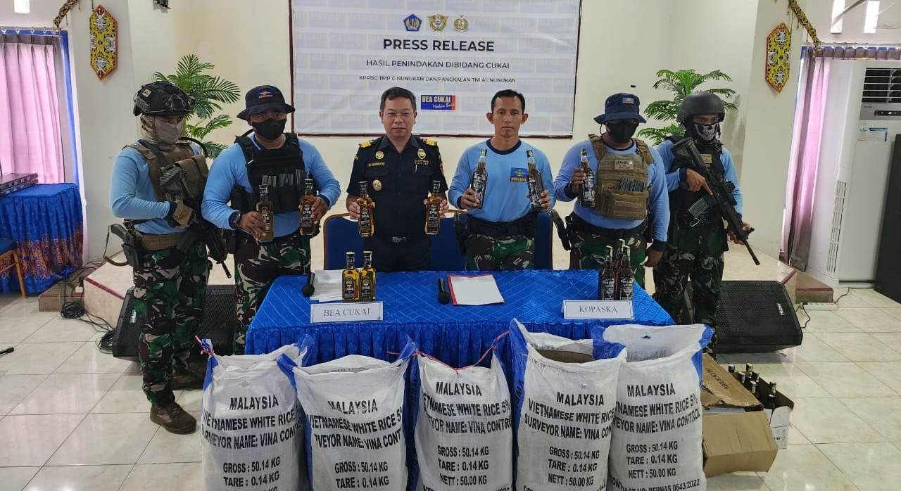 Kopaska TNI AL Gagalkan Penyelundupan Miras di Pulau Sebatik