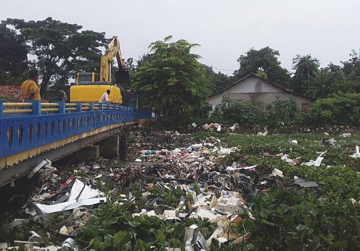 Cegah Banjir, DLH  Bekasi Angkat Puluhan Ton Sampah Kali Ciherang
