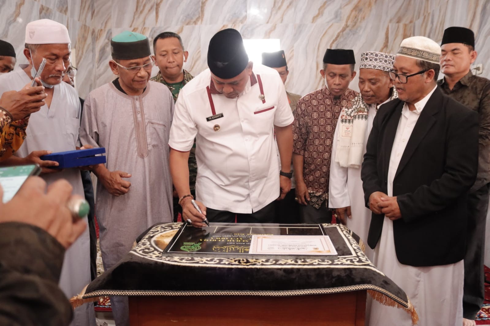 Tri Adhianto Resmikan Masjid At-Taqwa di Kelurahan Aren Jaya