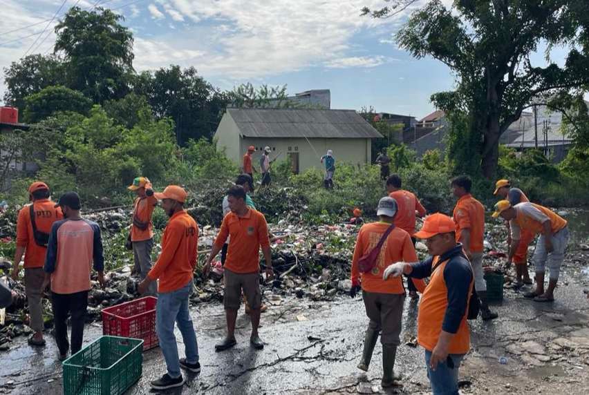 Cegah Banjir, Pemkel Setia Asih dan UPTD Kebersihan Angkut Sampah di Sungai