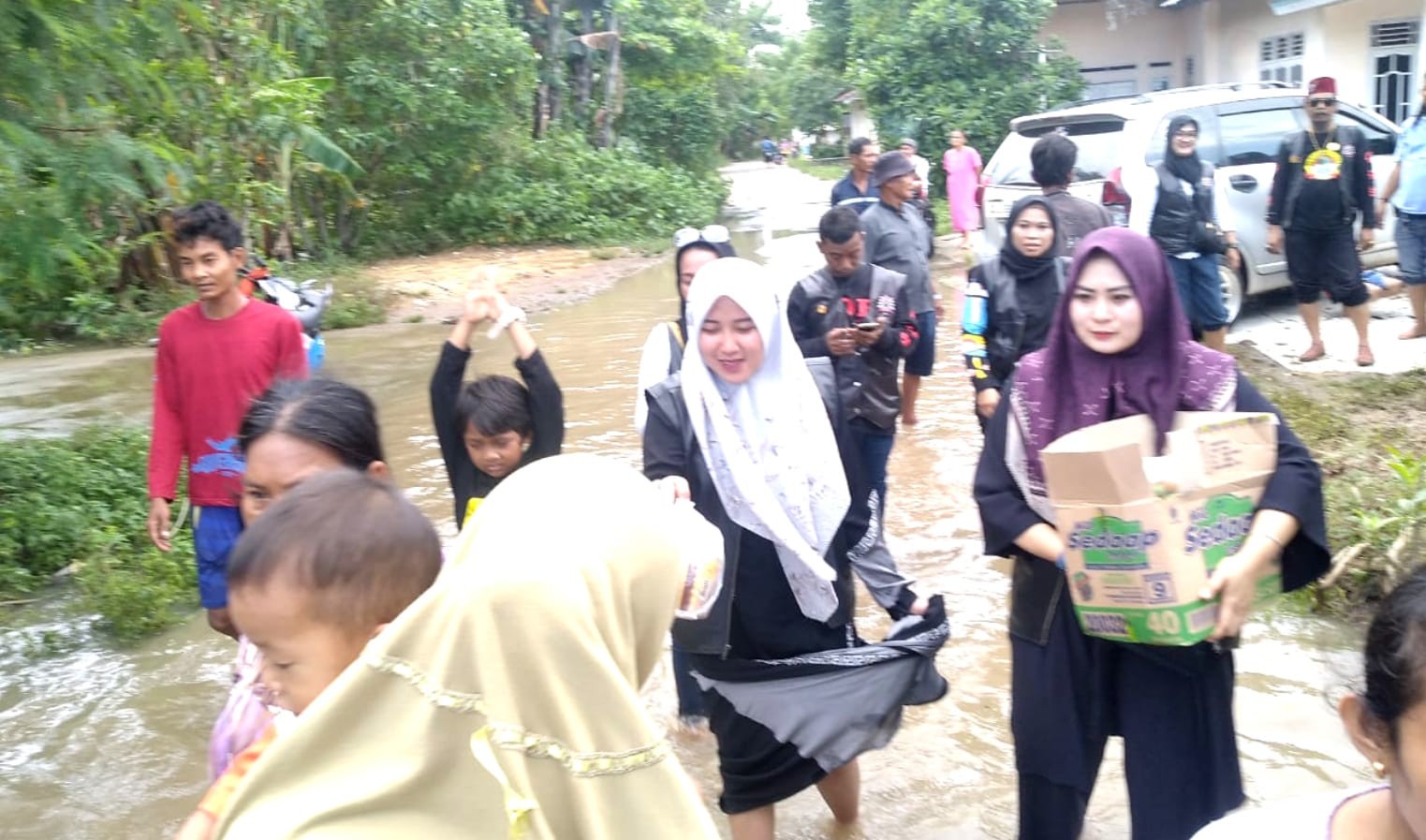 Srikandi Aliansi Ormas Bekasi Bantu Korban Banjir