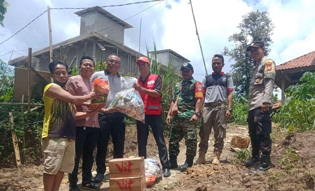 Camat Bojongmangu Salurkan Bantuan untuk Warga Terdampak Longsor 